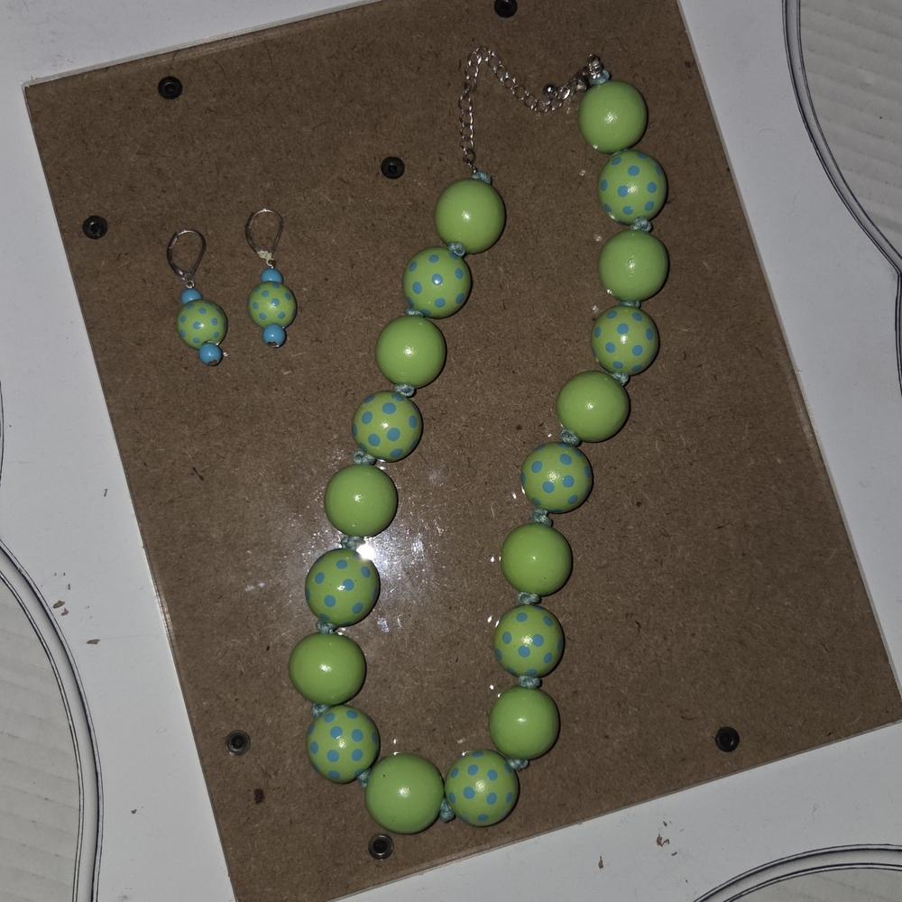 Source Unknown Lime Green and Blue Polka Dot Necklace Set